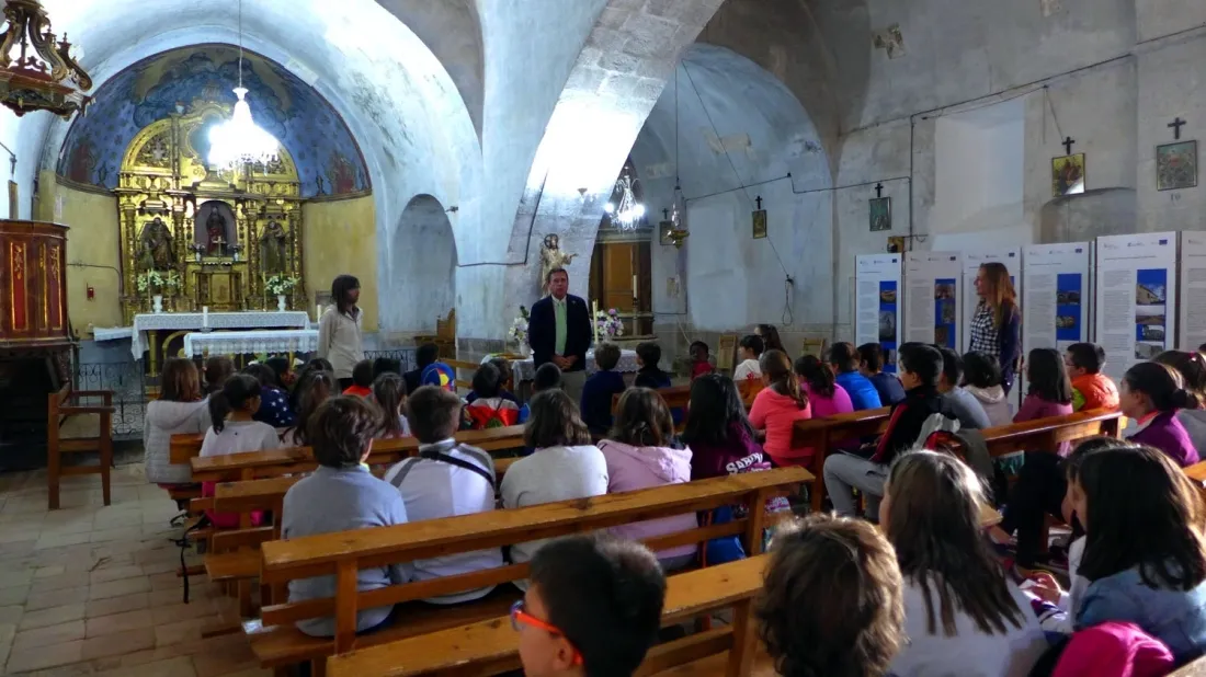 Estudiantes en la visita al templo de San Pedro, en Cerbón.