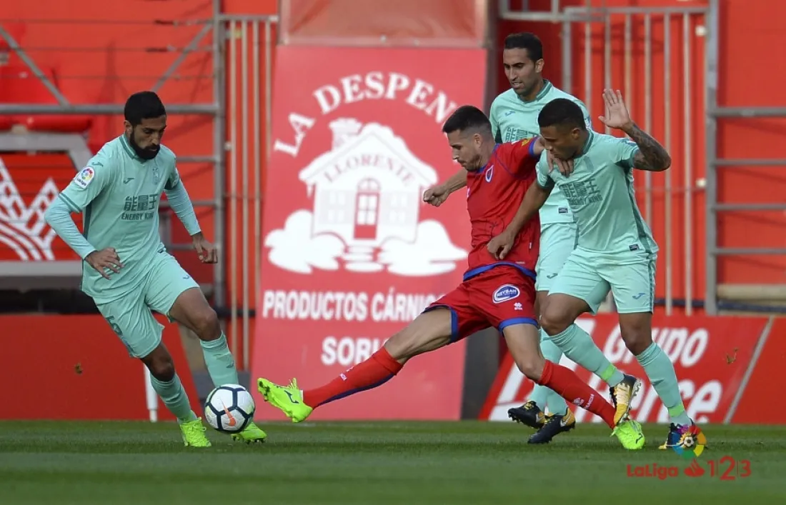 Manu del Moral intenta llegar al balón.
