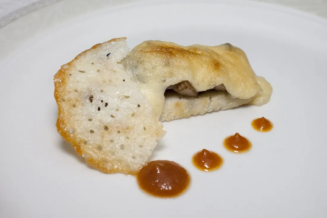 HOTEL RTE. 	ANTONIO	- Tosta de boletus con mousseline y crujiente de queso