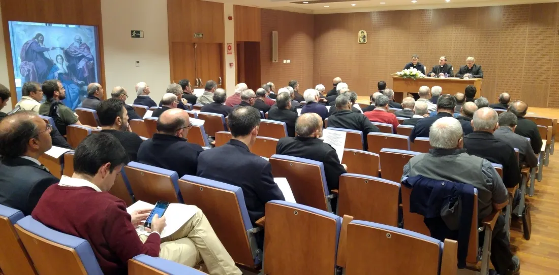 Los sacerdotes durante el encuentro este lunes./DOS