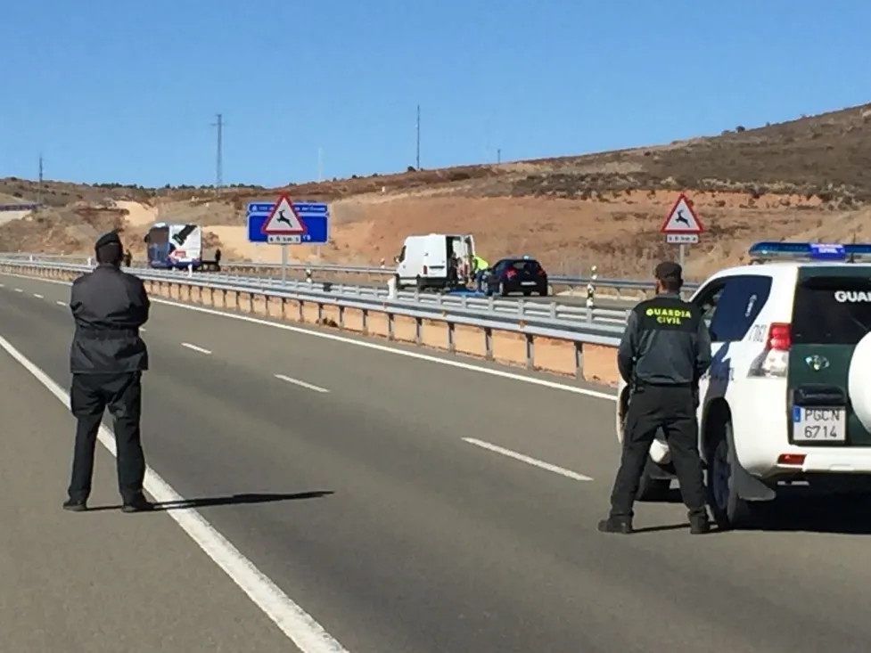 Foto 10 - Cortada la A-15 a la altura de Medinaceli por una falsa amenaza de bomba en un autob&uacute;s