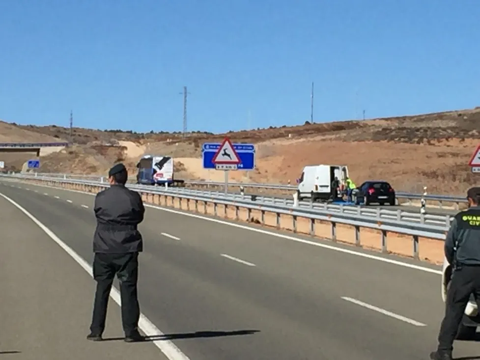 Foto 7 - Cortada la A-15 a la altura de Medinaceli por una falsa amenaza de bomba en un autob&uacute;s