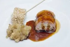 HOTEL ALFONSO VIII 	- Rollito de ibérico y boletus, concassé de manzana y crujiente de leche frita micológica