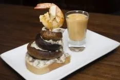 CAFÉ BAR TEATRO AVALON -Torre de champiñones con gazpacho de melocotón