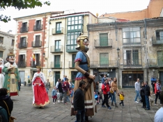 Foto 4 - Los gigantes y cabezudos llenan de color las calles de Soria