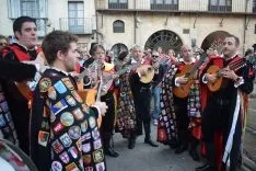 Foto 8 - M&aacute;s de un centenar de personas apoyan a las fuerzas de seguridad del Estado en la plaza Mayor