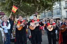 Foto 6 - M&aacute;s de un centenar de personas apoyan a las fuerzas de seguridad del Estado en la plaza Mayor