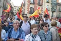 Foto 5 - M&aacute;s de un centenar de personas apoyan a las fuerzas de seguridad del Estado en la plaza Mayor
