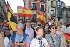 Foto 4 - M&aacute;s de un centenar de personas apoyan a las fuerzas de seguridad del Estado en la plaza Mayor
