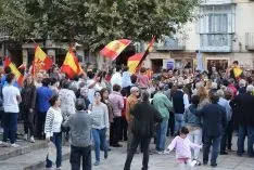 Foto 3 - M&aacute;s de un centenar de personas apoyan a las fuerzas de seguridad del Estado en la plaza Mayor