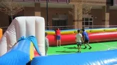 Juegos infantiles en la capital. SGC