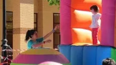 Juegos infantiles en la capital. SGC