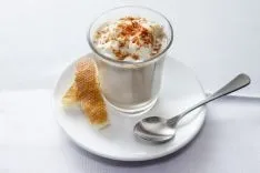 BAR RTE. 	IRUÑA PLAZA - Cappuccino de hongos con chantilly de queso y cacao ibérico