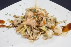 BAR RTE. 	MÁS QUE 2	-	Pañuelo de salmón, atún y vieira bien enrrollado