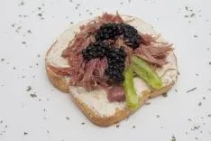 BAR RTE. 	CAZUELAS, TAPAS Y... OLÉ	- Tosta de queso trufado, confit de pato y perlas de trufa