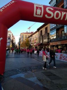 Foto 4 - Fotos: Multitudinaria Marcha contra el Cáncer en Soria