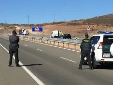 Foto 10 - Cortada la A-15 a la altura de Medinaceli por una falsa amenaza de bomba en un autob&uacute;s