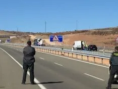 Foto 7 - Cortada la A-15 a la altura de Medinaceli por una falsa amenaza de bomba en un autob&uacute;s