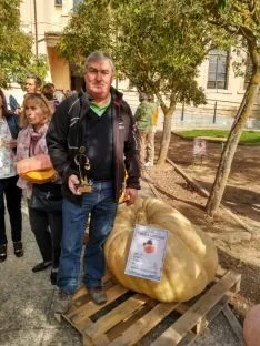 Foto 5 -  Carlos de Diego se lleva el premio a la mayor calabaza sanestebe&ntilde;a