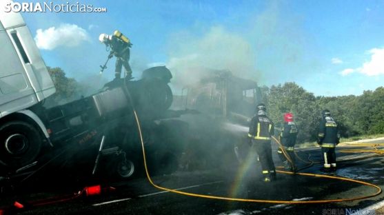 Bomberos de Ólvega en la extinción en un fuego de un camión en la carretera del Madero./SN