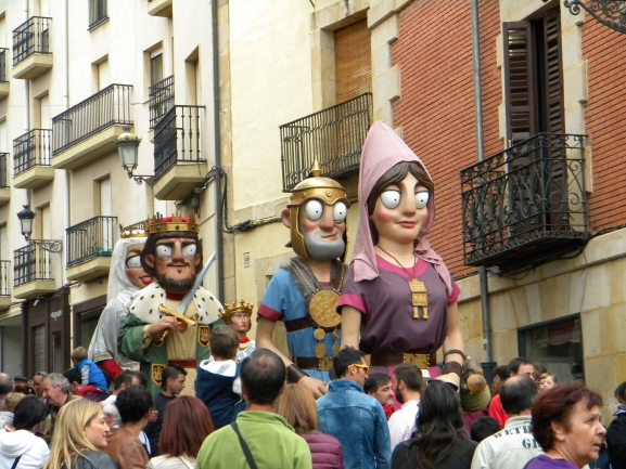 Los gigantes y cabezudos llenan de color las calles de Soria