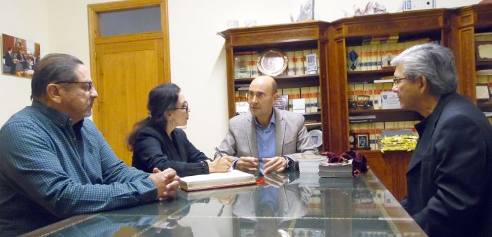 El alcalde agredeño, en el centro, con los miembros de la delegación texana. 