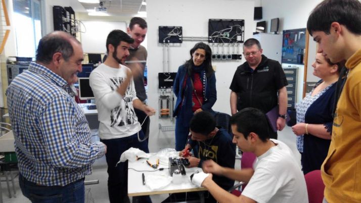 Docentes del CIFP y sus homólgos irlandeses en un taller con alumnos.