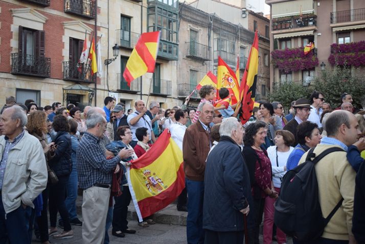 Asistentes a la concentacion en defensa de la unidad de España.