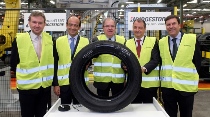 Herrera (ctro. dcha.) este jueves en la planta de Bridgestone.