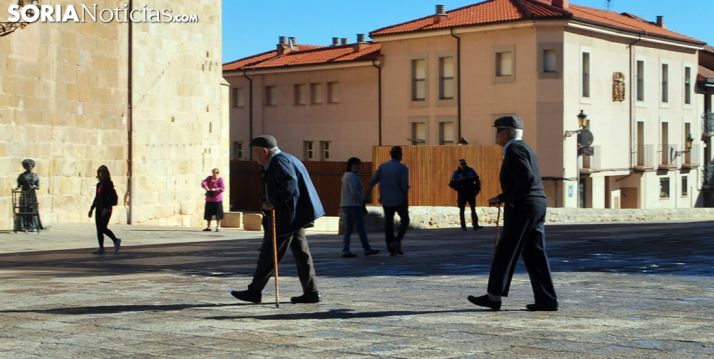 Dos jubilados este lunes en la plaza Mayor de Soria./SN