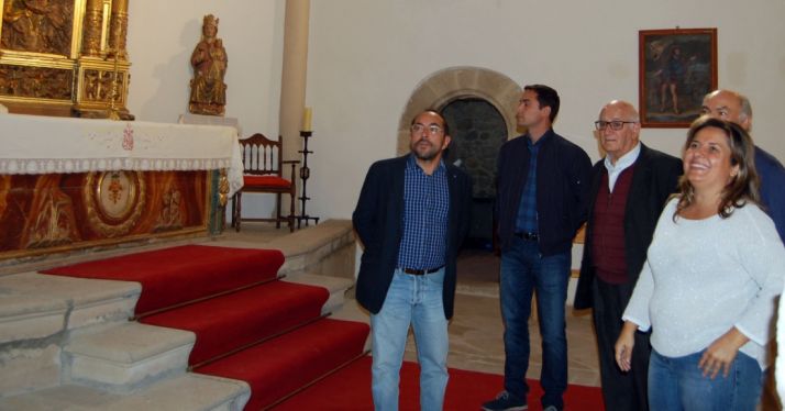 Imagen de la visita institucional al templo.