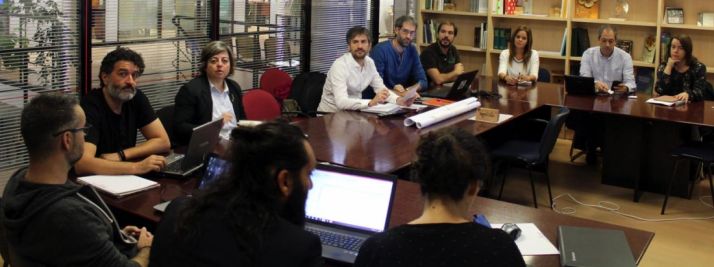 El grupo en una reunión.