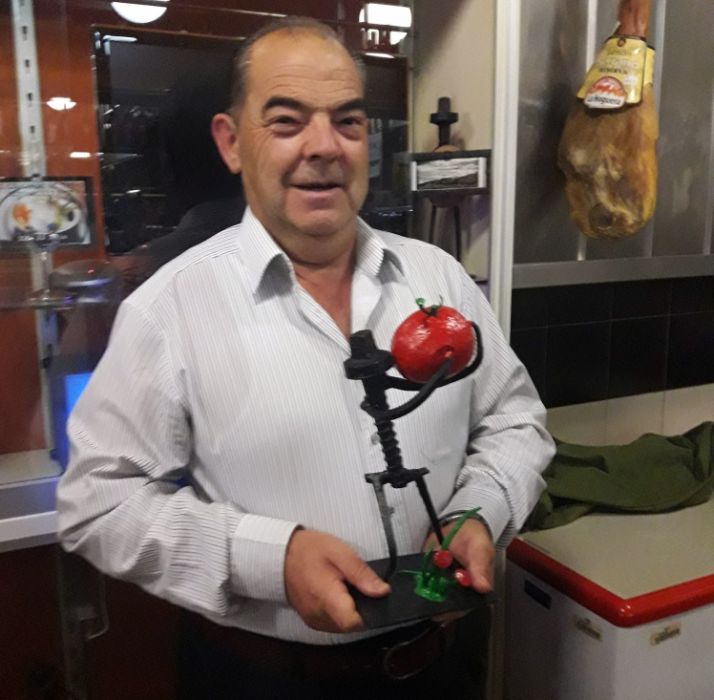 El ganador con su trofeo.