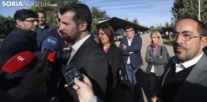 Luis Tudanca con los medios informativos en San Esteban de Gormaz este martes./SN