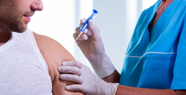 El Gobierno recomienda la vacunación frente a la gripe a personas mayores, grupos de riesgo y personal sanitario