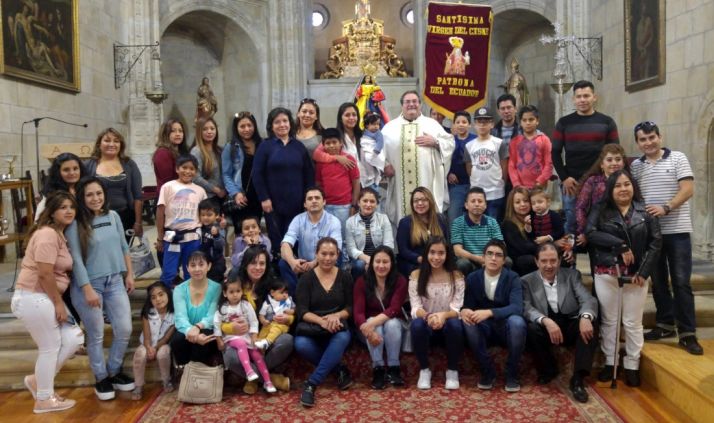 Los devotos con el párroco este jueves en el espino.