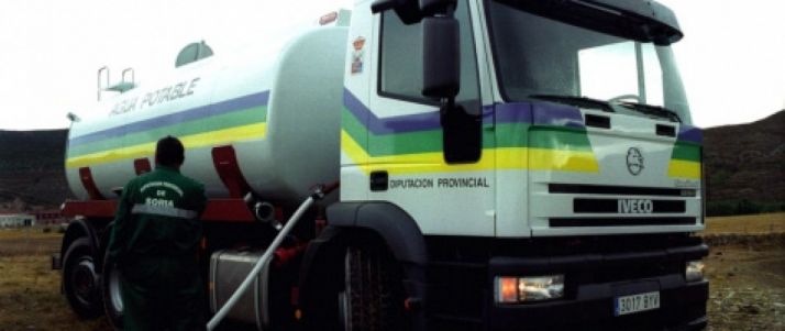 Un camión cisterna de la Diputación.