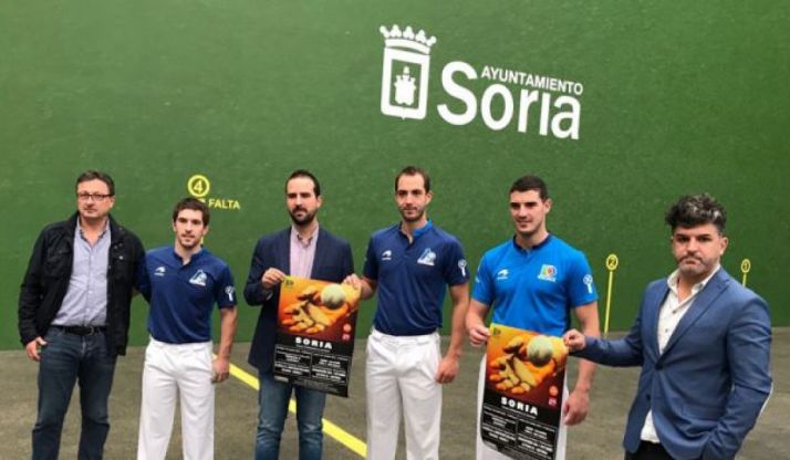 Imagen de la presentación del trofeo