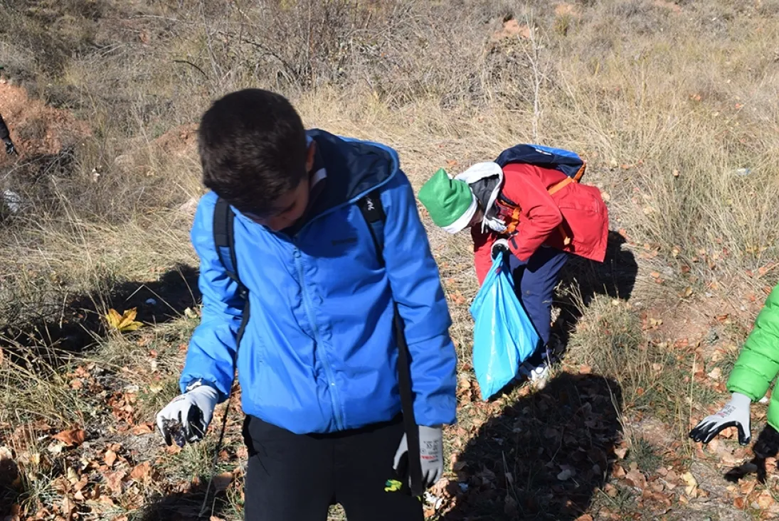 Foto 10 - Medio centenar de 'devoradores' de basura limpian el entorno de las m&aacute;rgenes del Duero de Soria