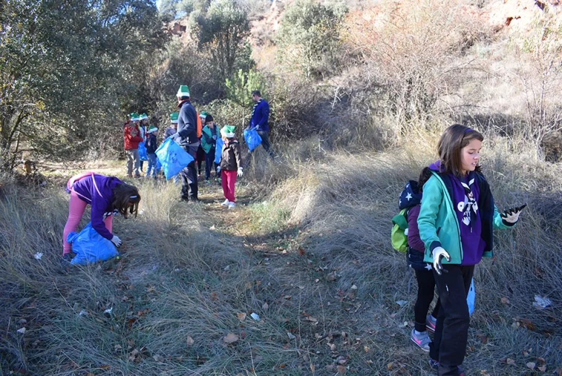 Foto 9 - Medio centenar de 'devoradores' de basura limpian el entorno de las m&aacute;rgenes del Duero de Soria