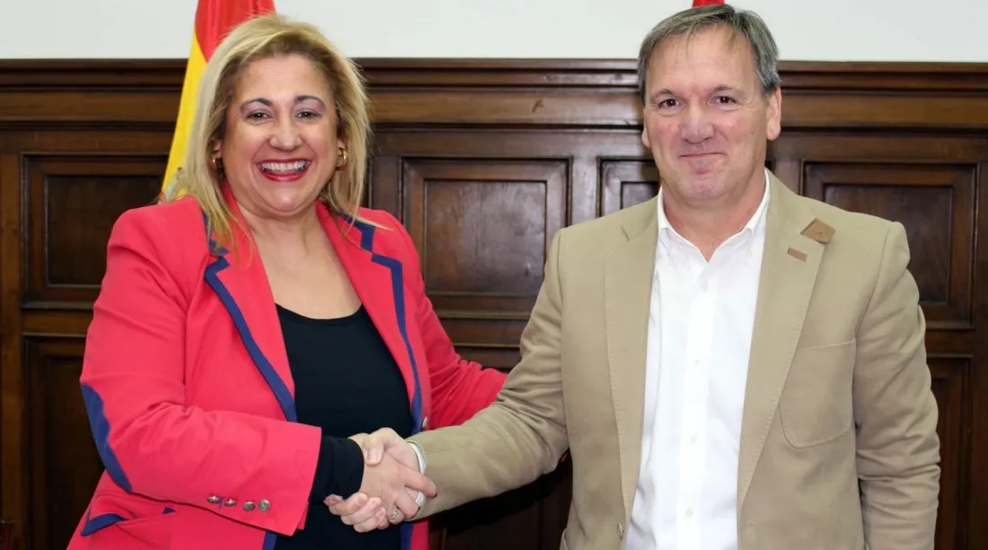 Yolanda de Gregorio y Eduardo Garcés este miércoles en la sede de la Subdelegación del Gobierno.