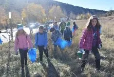 Foto 15 - Medio centenar de 'devoradores' de basura limpian el entorno de las m&aacute;rgenes del Duero de Soria