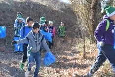 Foto 14 - Medio centenar de 'devoradores' de basura limpian el entorno de las m&aacute;rgenes del Duero de Soria