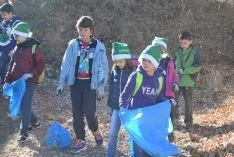 Foto 13 - Medio centenar de 'devoradores' de basura limpian el entorno de las m&aacute;rgenes del Duero de Soria