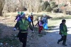 Foto 12 - Medio centenar de 'devoradores' de basura limpian el entorno de las m&aacute;rgenes del Duero de Soria