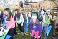 Foto 4 - Medio centenar de 'devoradores' de basura limpian el entorno de las m&aacute;rgenes del Duero de Soria