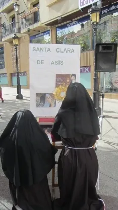 Foto 10 - La Iglesia presume de Santos frente a Halloween