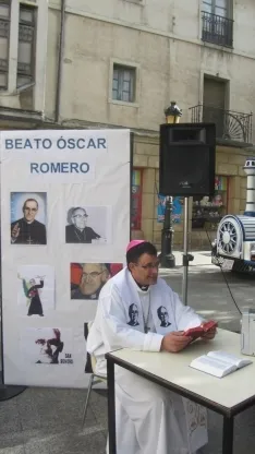 Foto 6 - La Iglesia presume de Santos frente a Halloween