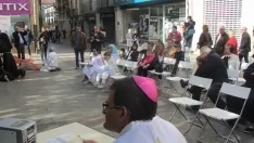 Foto 3 - La Iglesia presume de Santos frente a Halloween