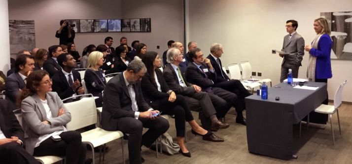 Pilar del Olmo, en un encuentro con empresarios en Londres. 